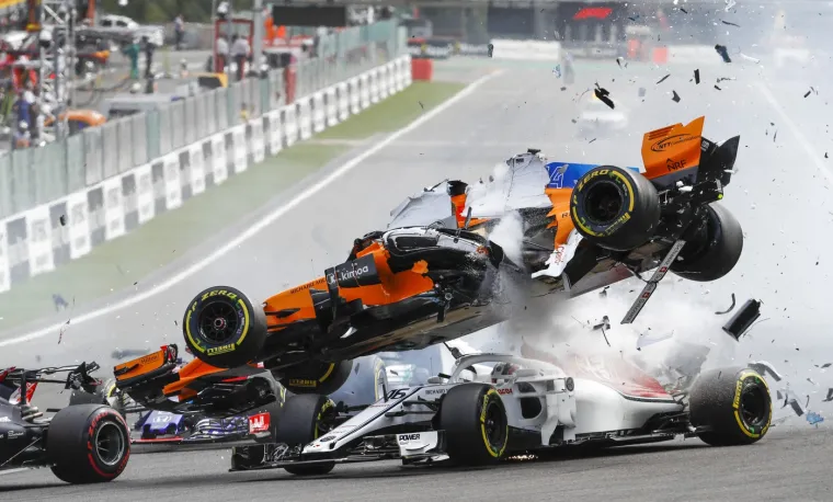 U jo&scaron; jednom lančanom susretu Mclaren Fernanda Alonsa zaletio se u stražnji dio Leclercovog bolida i pri velikoj brzini preletio preko njega, ali i umalo zahvatio glavu Leclerca 