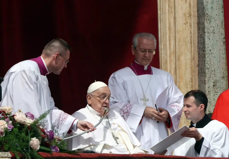Urbi et Orbi blagoslov, koji se tradicionalno daje &quot;Gradu i svijetu&quot;, pročitao je Papin pomoćnik, dok je Papa izgovorio samo uvod.
