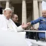 Papa je iz papamobila blagoslovio bebe i malu djecu.