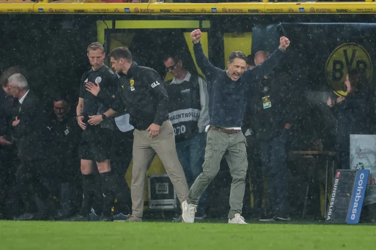 ON FIRE: Niko Kovač vrlo je emotivno vodio utakmicu, skakao po kiši, gestikulirao, napravio je show. Nikad ovakvog Niku Kovača nismo vidjeli. Ove sezone pokazuje svu emociju koju ima u sebi. 