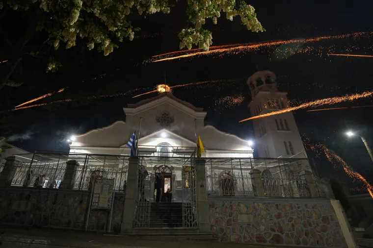 Jedna verzija govori da su pomorci s otoka, u nemogućnosti da drugačije proslave Kristovo uskrsnuće pod turskom vlašću, ispaljivali topove u zrak. 