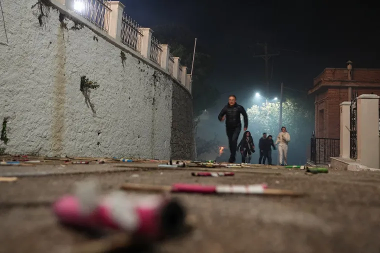 Pripreme za ovaj kaotični događaj traju mjesecima. Mještani tijekom godine marljivo izrađuju rakete, pa iako je praksa tehnički ilegalna, vlasti tradicionalno žmire na oba oka.