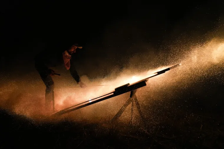 Glavni događaj započinje oko 20 sati, kada se mještani i posjetitelji okupljaju uz piće. U 22 sata slijedi glasan zvuk sirene koji označava početak ovog neobičnog rata. 