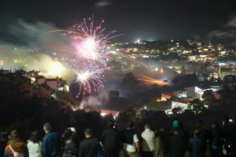 Borba tek nakratko prestaje oko ponoći kako bi vjernici mogli prisustvovati službi, a zatim se nastavlja sve dok se ne ispali i posljednja raketa.
