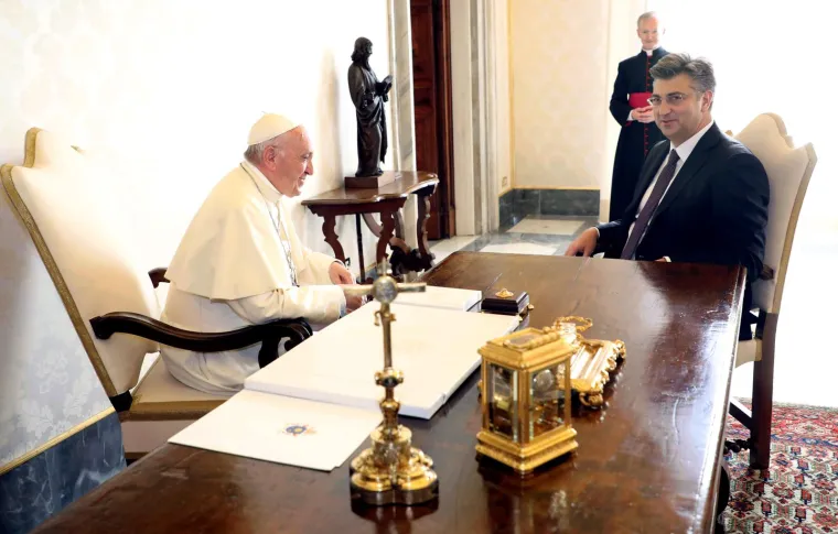 Ovo je djelo ažurirao 2023. Apostolskom pobudnicom, Laudate Deum (Hvalite Boga) u kojoj je pozvao sve one koji negiraju i poriču da se klimatske promjene događaju, kao i političare koji djeluju presporo, da promijene mišljenje.