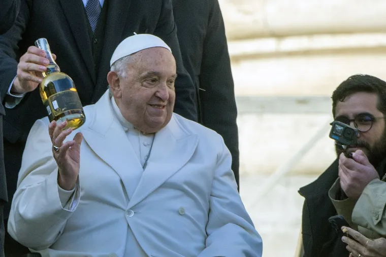 Po vatikanskim zakonima pogreb se mora održati u roku od devet, a konklave između 15 i 20 dana od smrti pape. U međuvremenu će kamerlengo, 77-godi&scaron;nji irski kardinal Kevin Farrell, biti vatikanski upravitelj. 