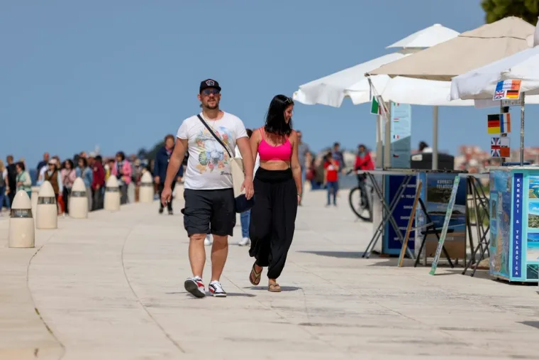 Sunčan dan u gradu: Zadranka u topu ukrala je sve poglede na &scaron;pici