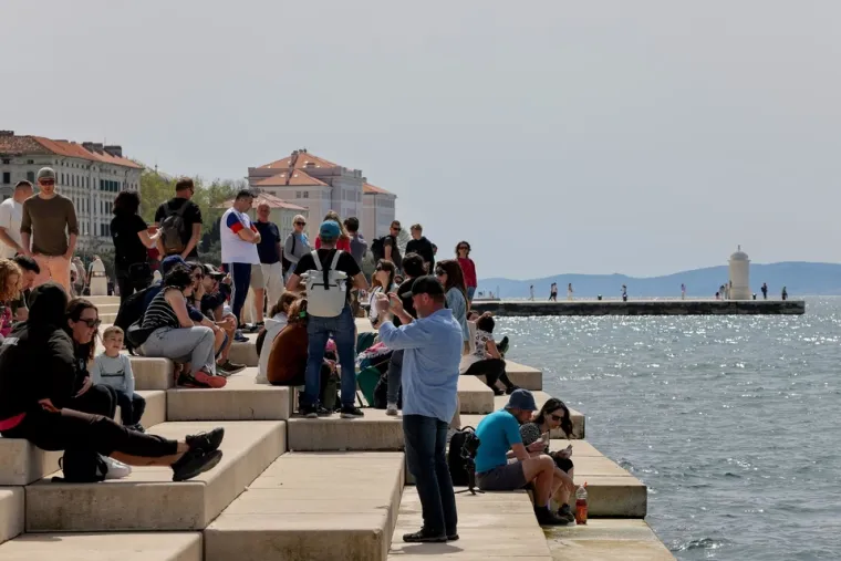 Sunčan dan u gradu: Zadranka u topu ukrala je sve poglede na &scaron;pici