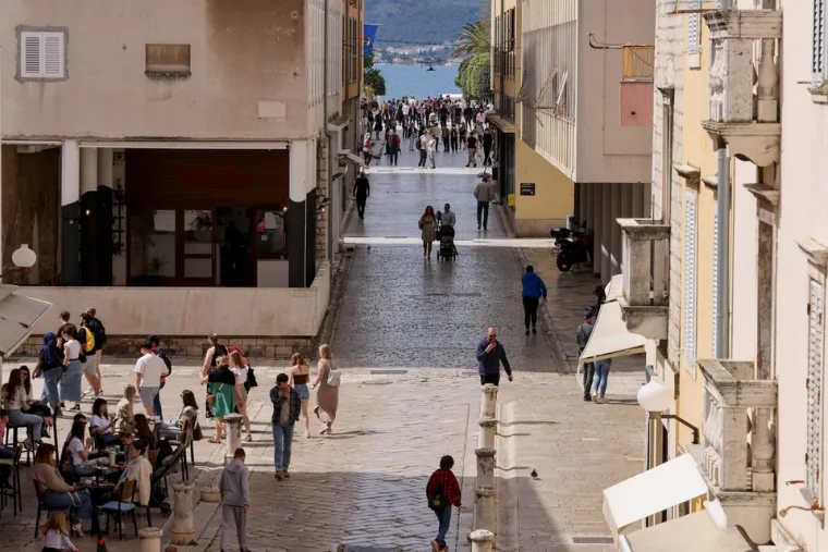 Sunčan dan u gradu: Zadranka u topu ukrala je sve poglede na &scaron;pici