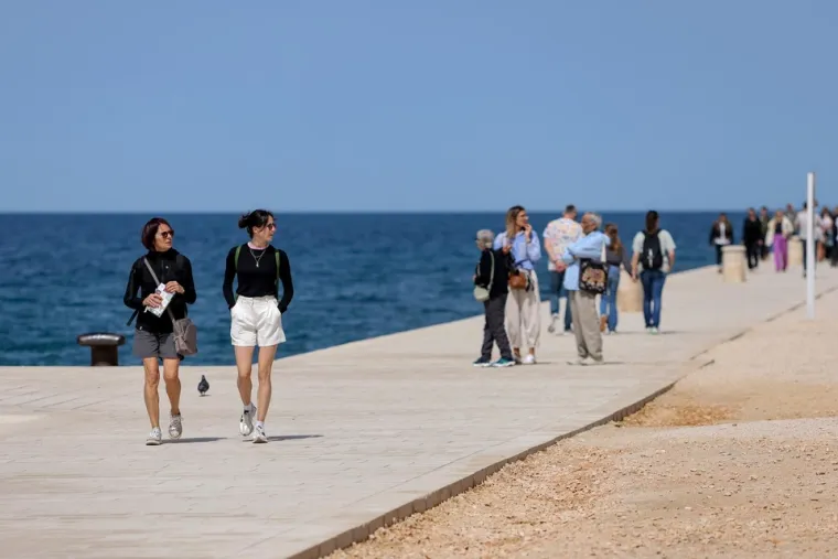Sunčan dan u gradu: Zadranka u topu ukrala je sve poglede na &scaron;pici