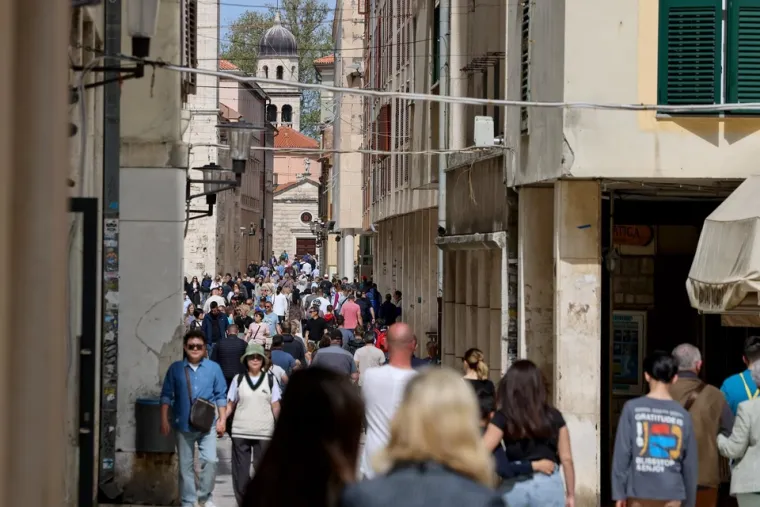 Sunčan dan u gradu: Zadranka u topu ukrala je sve poglede na &scaron;pici