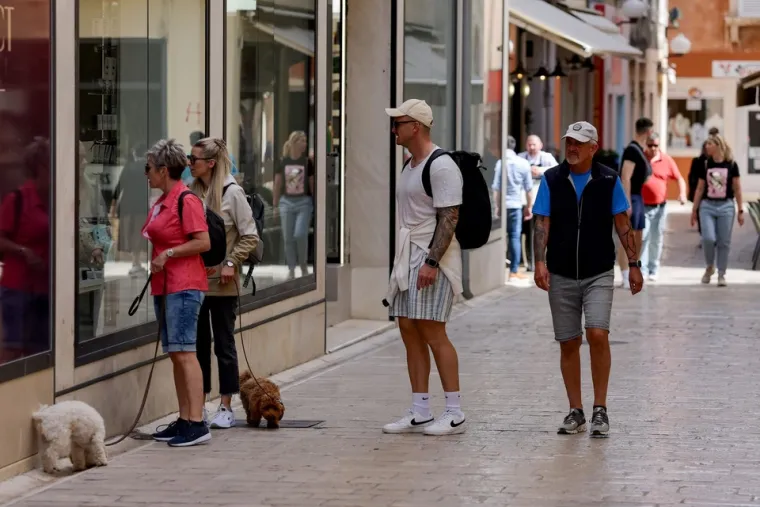 Sunčan dan u gradu: Zadranka u topu ukrala je sve poglede na &scaron;pici