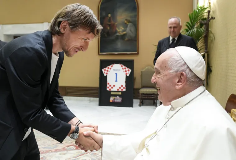 Trenutak koji će zasigurno zauvijek pamtiti imao je Luka Modrić, najveći nogometaš u povijesti Hrvatske. On se osobno rukovao sa Svetim Ocem prilikom posjeta Vatikanu.