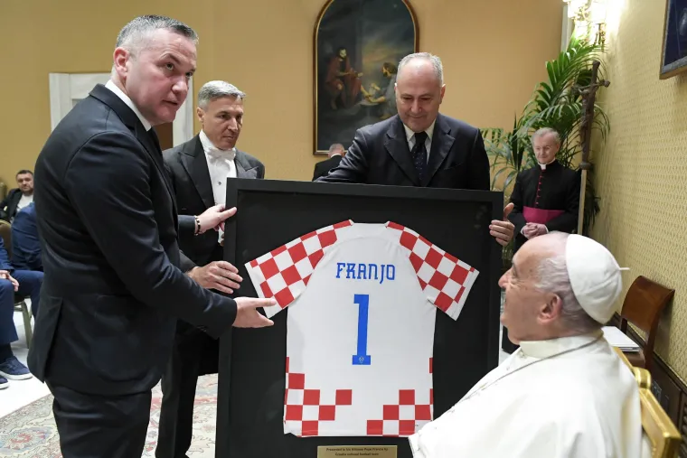Za vrijeme audijencije s HNS-om, Papi je uručen personalizirani dres s brojem 1.