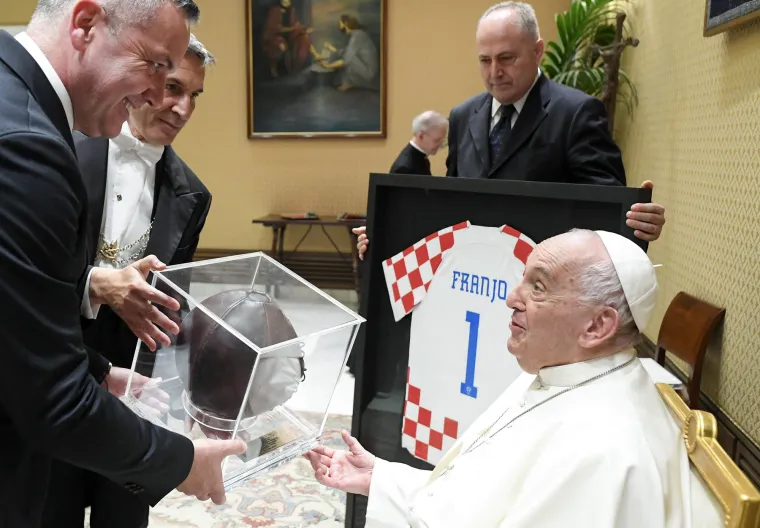 Dobio je i repliku lopte kakvom su se igrale prve nogometne utakmice u Hrvatskoj