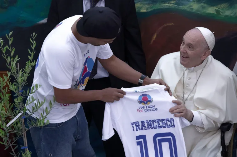 Jedan od onih koje je Papa ugostio je i jedan od najomiljenijih nogometaša svih vremena - Ronaldinho. Zajednička crta ove dvojice zasigurno je osmijeh kojeg obojica rijetko skidaju s lica.