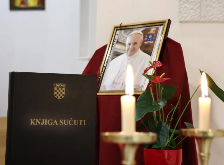 Knjiga sućuti za papu Franju otvorena je na Meterizama u crkvi sv. Jeronima u Šibeniku. 

Vjernici dolaze i upisuju svoje poruke voljenom papi koji je preminuo u 89. godini života. To su poruke zahvalnosti molitve upućene Gospodinu.

&apos;Njegova skromnost i ljubav prema malim ljudima treba biti vodilja kršćanima. Neka gospodin bude milostiv&apos;, stoji u jednoj poruci.