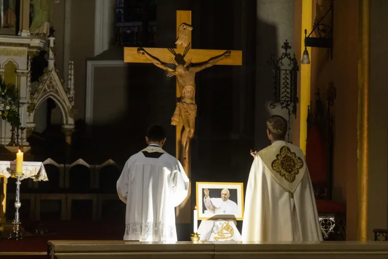 Diljem zemlje sinoć je organizirano i molitveno bdjenje, tako i u osječkoj konkatedrali Sv. Petra i Pavla.