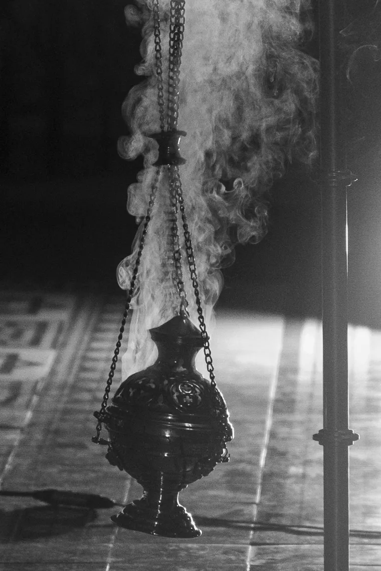 I zvona đakovačke katedrale svetog Petra na uskrsni ponedjeljak desetminutnom zvonjavom objavila su vijest o smrti pape Franje. 
Tijekom večeri, i u đakovačkoj katedrali organiziralo se molitveno bdjenje za preminulog papu. 