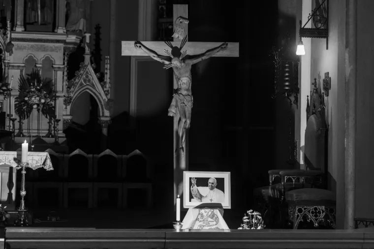 Hrvati se emotivnim porukama opra&scaron;taju od pape: 'Ljubav prema malim ljudima treba biti vodilja'