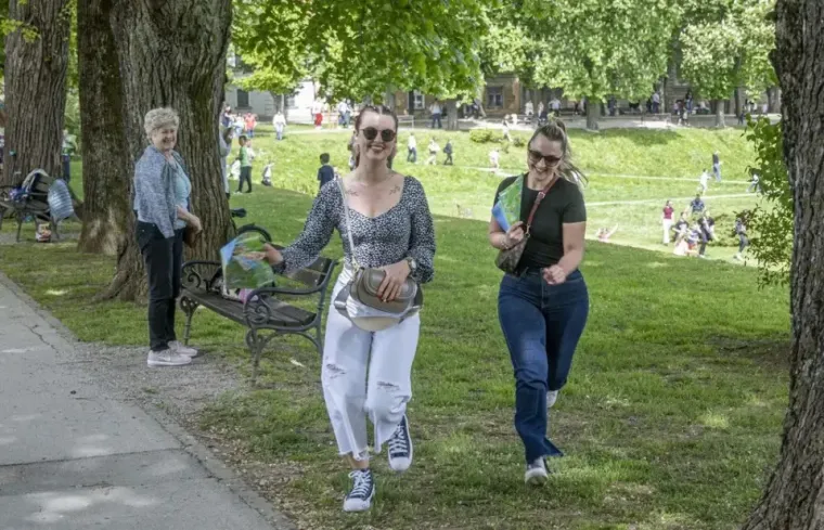Dašak radosti i modne usklađenosti: Karlovčanka u traper kombinezonu oborila s nogu