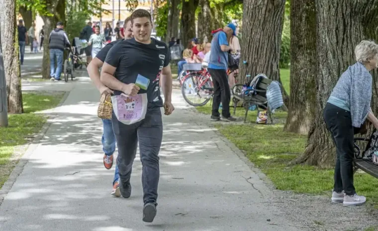 Dašak radosti i modne usklađenosti: Karlovčanka u traper kombinezonu oborila s nogu