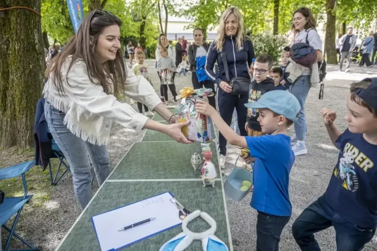 Dašak radosti i modne usklađenosti: Karlovčanka u traper kombinezonu oborila s nogu