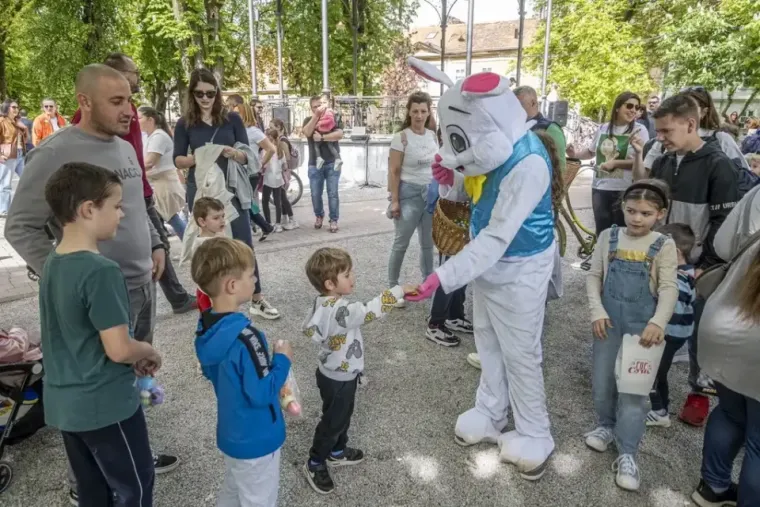 Dašak radosti i modne usklađenosti: Karlovčanka u traper kombinezonu oborila s nogu