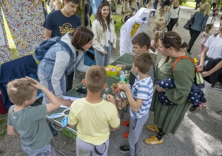 Dašak radosti i modne usklađenosti: Karlovčanka u traper kombinezonu oborila s nogu