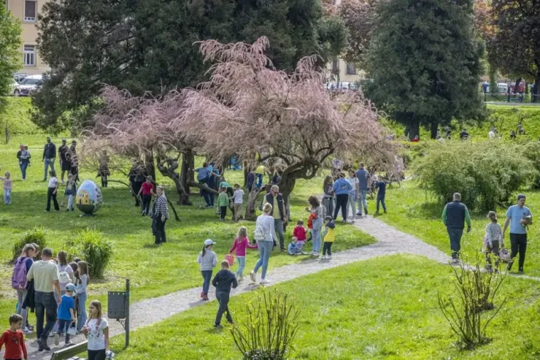 Dašak radosti i modne usklađenosti: Karlovčanka u traper kombinezonu oborila s nogu