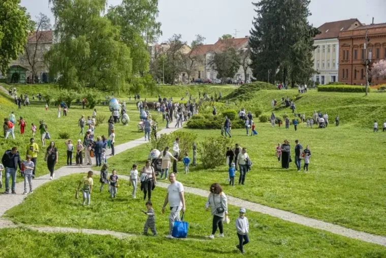 Dašak radosti i modne usklađenosti: Karlovčanka u traper kombinezonu oborila s nogu
