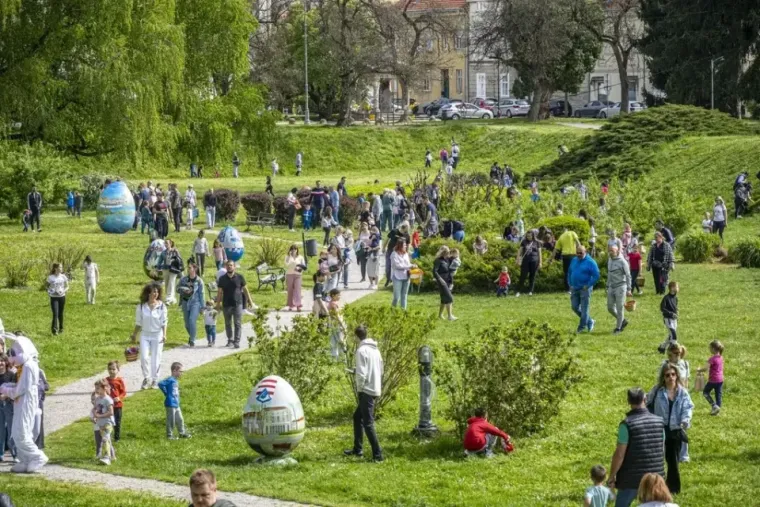Dašak radosti i modne usklađenosti: Karlovčanka u traper kombinezonu oborila s nogu