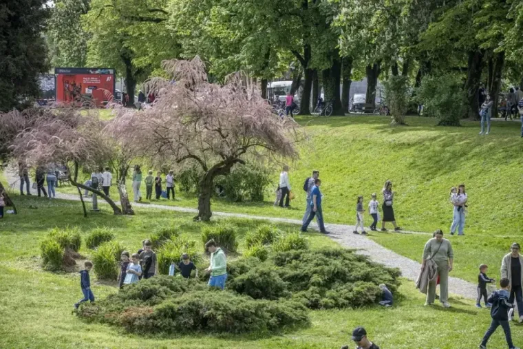 Dašak radosti i modne usklađenosti: Karlovčanka u traper kombinezonu oborila s nogu