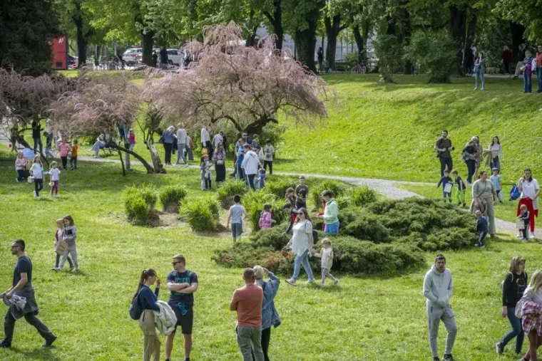 Dašak radosti i modne usklađenosti: Karlovčanka u traper kombinezonu oborila s nogu