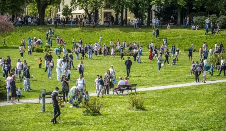 Dašak radosti i modne usklađenosti: Karlovčanka u traper kombinezonu oborila s nogu