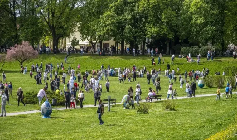 Dašak radosti i modne usklađenosti: Karlovčanka u traper kombinezonu oborila s nogu