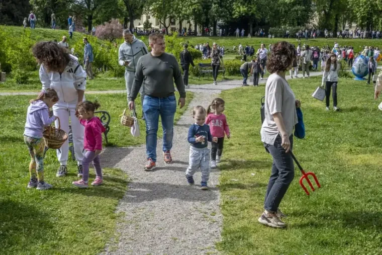 Dašak radosti i modne usklađenosti: Karlovčanka u traper kombinezonu oborila s nogu