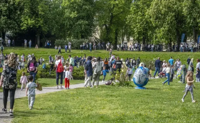 Dašak radosti i modne usklađenosti: Karlovčanka u traper kombinezonu oborila s nogu