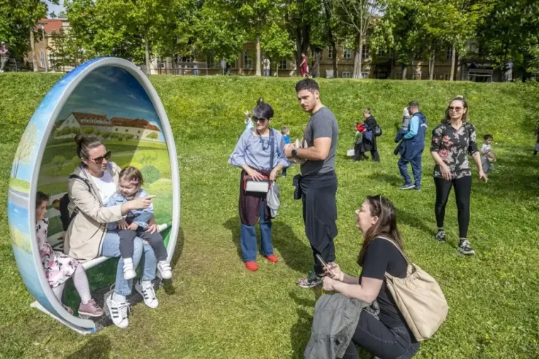 Dašak radosti i modne usklađenosti: Karlovčanka u traper kombinezonu oborila s nogu