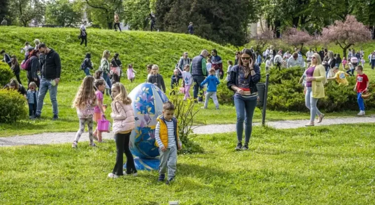 Dašak radosti i modne usklađenosti: Karlovčanka u traper kombinezonu oborila s nogu