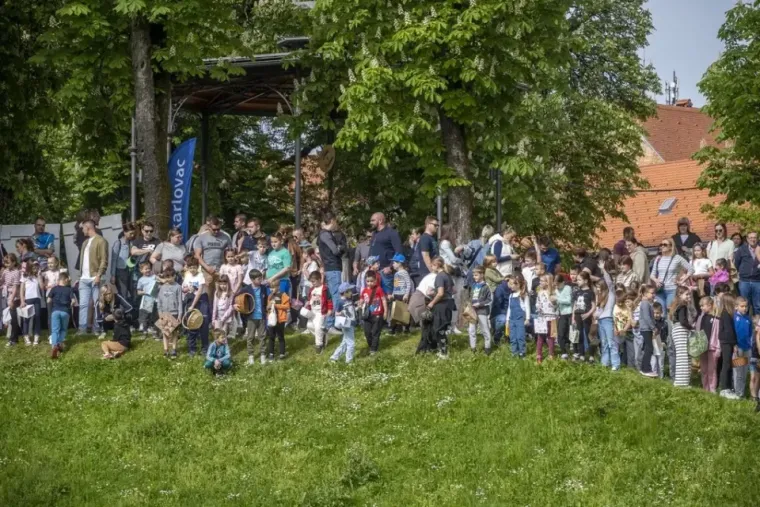 Da&scaron;ak radosti i modne usklađenosti: Karlovčanka u traper kombinezonu oborila s nogu