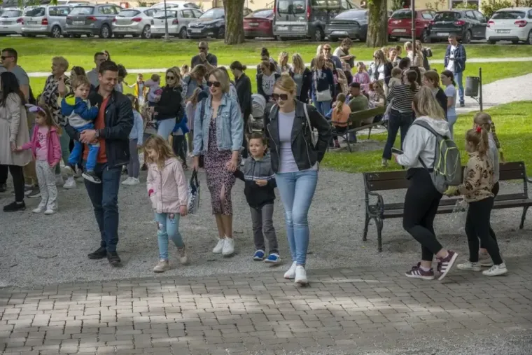 Da&scaron;ak radosti i modne usklađenosti: Karlovčanka u traper kombinezonu oborila s nogu