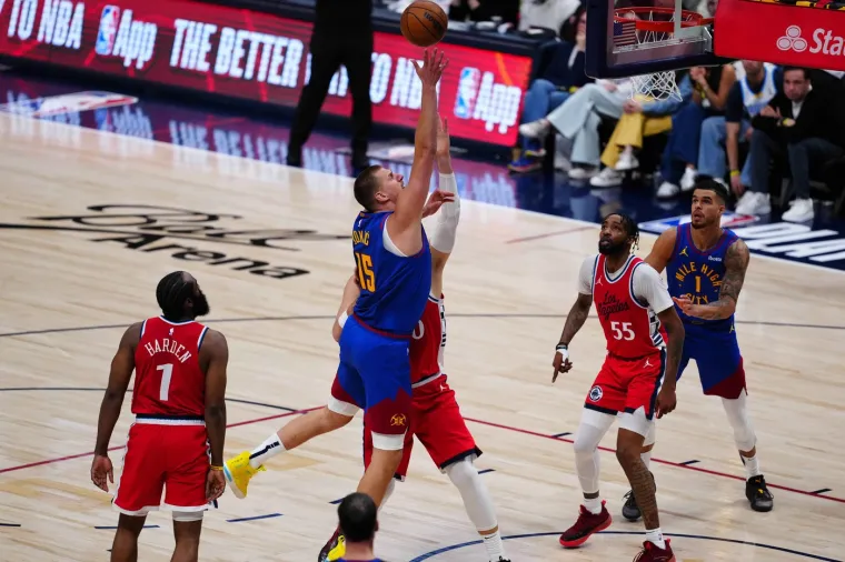 &quot;U ove dvije utakmice Ivica Zubac igra najbolju obranu koju sam ikad vidio na Nikoli Jokiću (pritom obavljajući i ostale obrambene dužnosti) otkako je Jokić ušao u svoju MVP fazu. Ali Jokić zna skužiti neke stvari tijekom serije&quot;, objavio je drugi NBA stručnjak Nate Duncan.