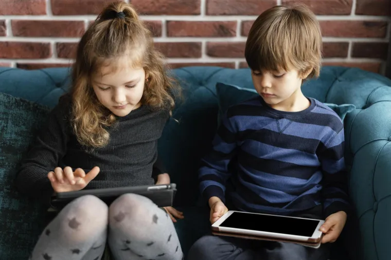 5. Vrijeme za djecu od 2 do 5 godina: Djeci u toj dobi treba ograničiti vrijeme provedeno pred ekranom na najviše sat vremena dnevno. To vrijeme treba najbolje iskoristiti za edukativne sadržaje koji mogu pomoći djeci u učenju jezika, društvenih vještina i osnovnih znanja. Previše vremena provedenog uz ekrane može ometati njihove svakodnevne aktivnosti.