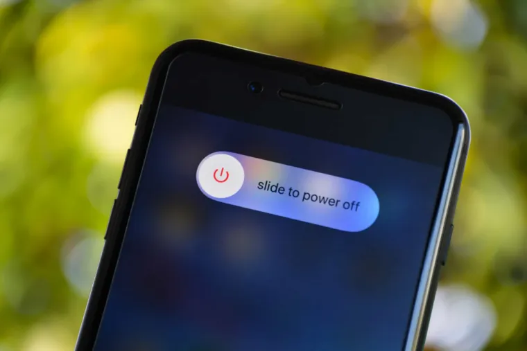 9. S vremena na vrijeme isključite ekrane: Roditelji bi povremeno trebali napraviti pauzu od ekrana – isključiti računalo, odložiti tablet, ugasiti telefon i TV. Time šaljete djeci poruku da je važno odvojiti se od tehnologije i provesti vrijeme u stvarnom svijetu, bez distrakcija.