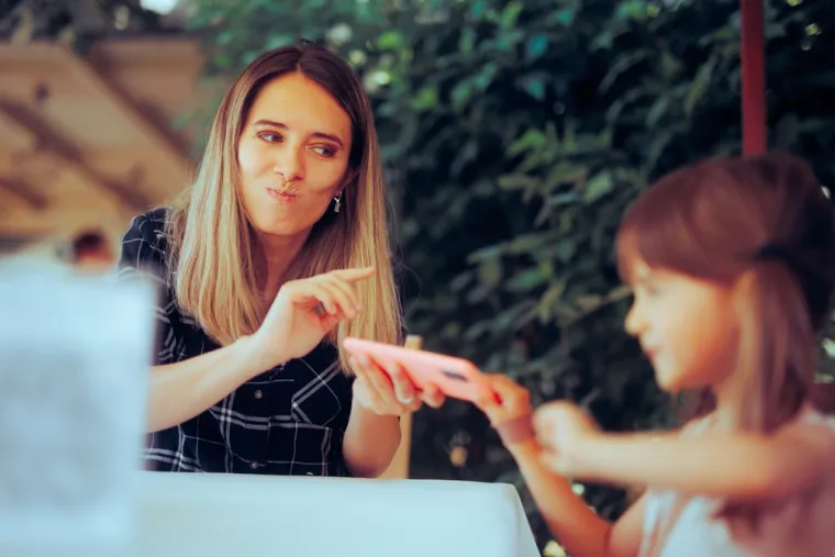 11. Postavite konkretna pravila: Možete odrediti da mobilni uređaj, laptop ili televizor može biti uključen samo u određeno vrijeme, nakon čega slijedi vrijeme za igru ili druge aktivnosti. Ovo pomaže djeci da razumiju kada je vrijeme za gledanje ekrana, a kada je vrijeme za druge aktivnosti. Ako unaprijed postavite pravila o korištenju uređaja, smanjujete mogućnost da će doći do svađe s djetetom. Ovakav dogovor smanjuje stres i pomaže u održavanju discipline.