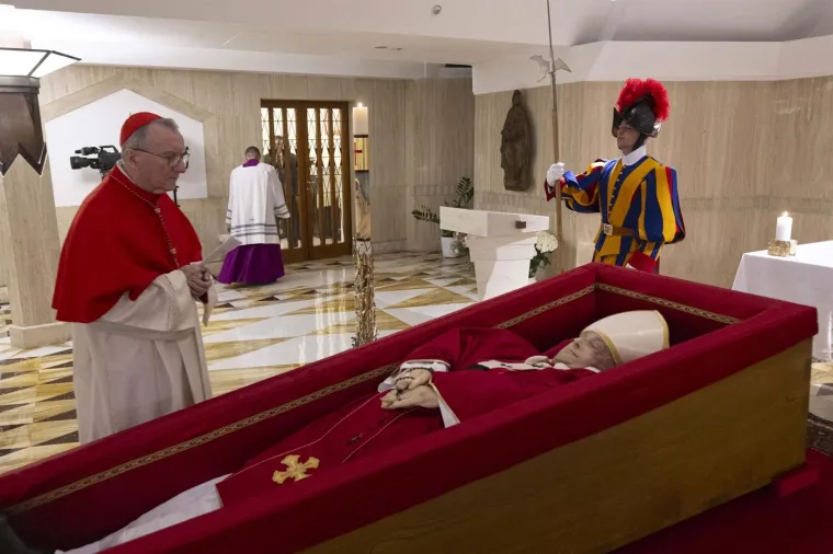 Objavljene prve fotografije tijela pape Franje: S krunicom u rukama, izloženo je u otvorenom lijesu