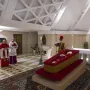 Objavljene prve fotografije tijela pape Franje: S krunicom u rukama, izloženo je u otvorenom lijesu