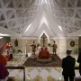Objavljene prve fotografije tijela pape Franje: S krunicom u rukama, izloženo je u otvorenom lijesu