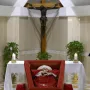 Objavljene prve fotografije tijela pape Franje: S krunicom u rukama, izloženo je u otvorenom lijesu